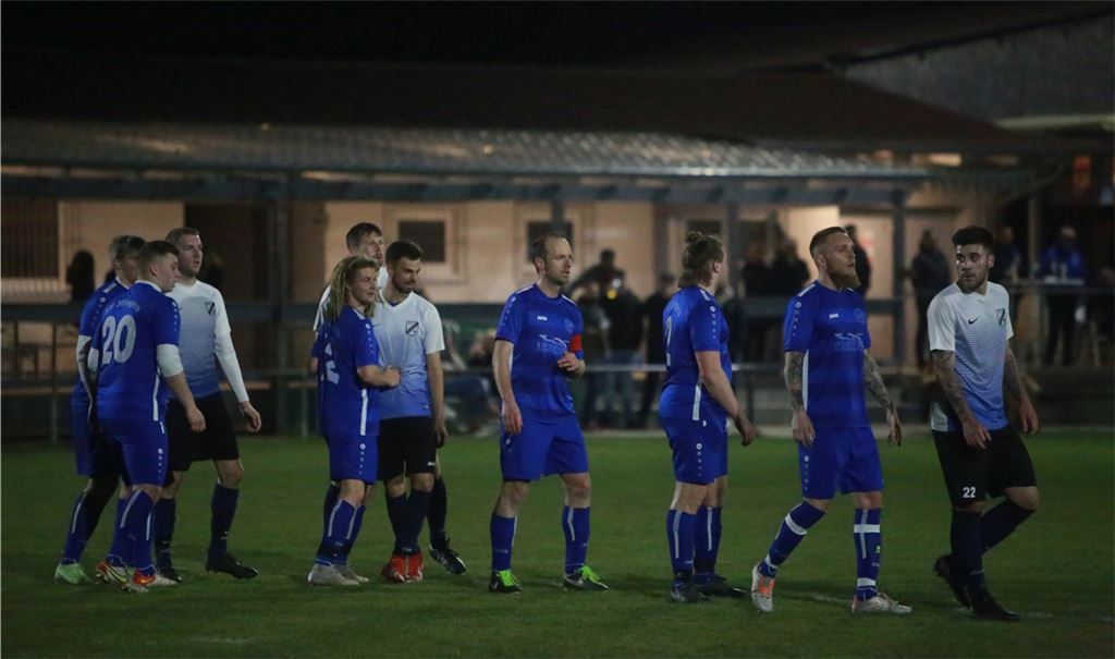 Der SV Illingen – hier im Spiel unter der Woche gegen Häfnerhaslach – sucht für nach der Saison einen neuen Trainer. Foto: Huber