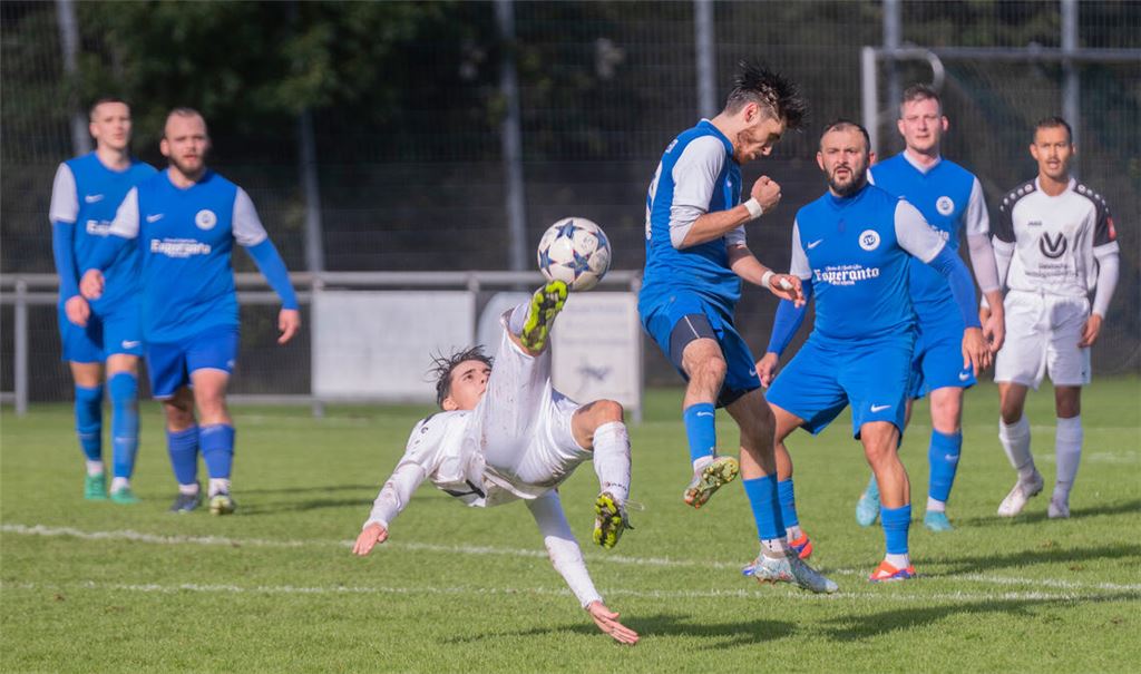 Der SV Illingen (in Blau) bezwingt den FV Markgröningen mit 3:1. Foto: Fotomoment