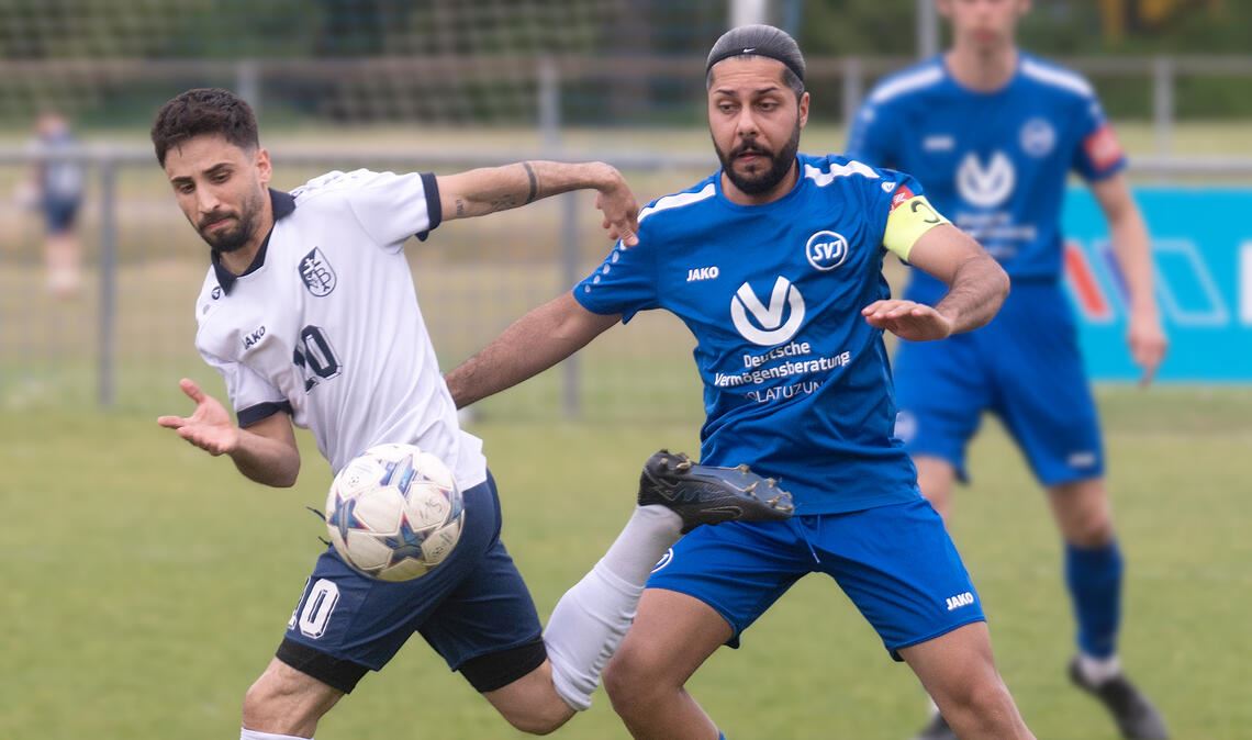 Der SV Illingen (in Blau) bietet dem bisherigen Tabellendritten die Stirn. Foto: Fotomoment