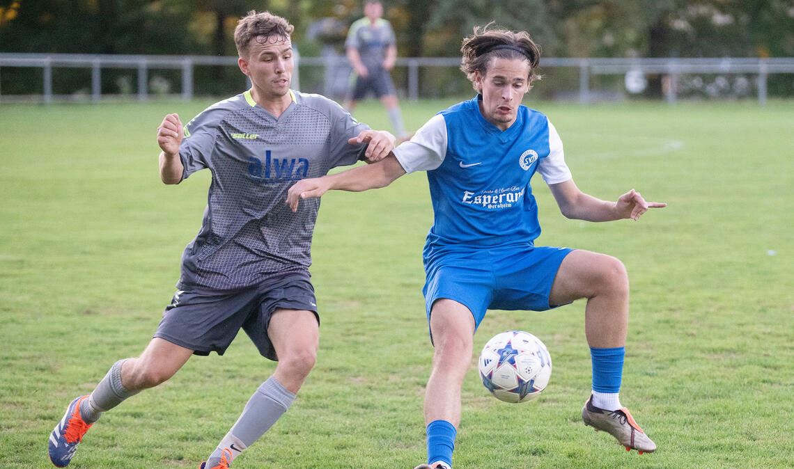 Der SV Illingen (in Blau) muss gegen die Spielgemeinschaft aus Häfnerhaslach und Freudental ins Elfmeterschießen. Fotos: Fotomoment