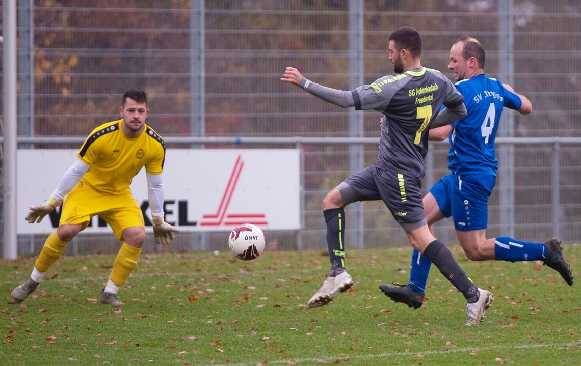 Der SV Illingen (in Blau) muss nicht viele Angriffe der SGM Hohenhsalch-Freudental wie in dieser Szene abwehren. Trotzdem reicht es nur zum 1:1. Foto: Fotomoment
