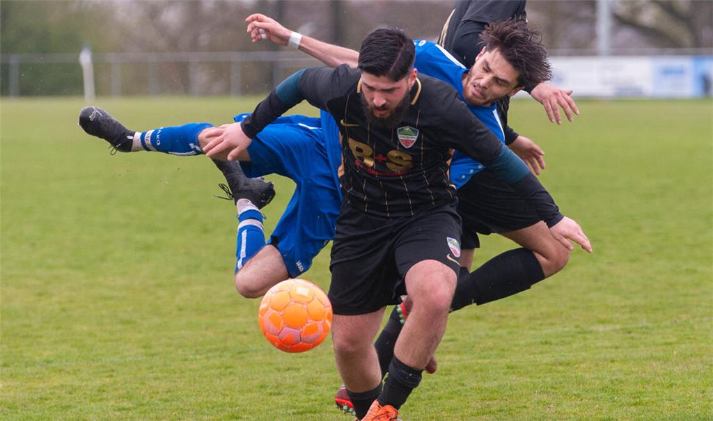 Der SV Illingen (in Blau) siegt gegen Mezopotamya Bietigheim. Foto: Fotomoment