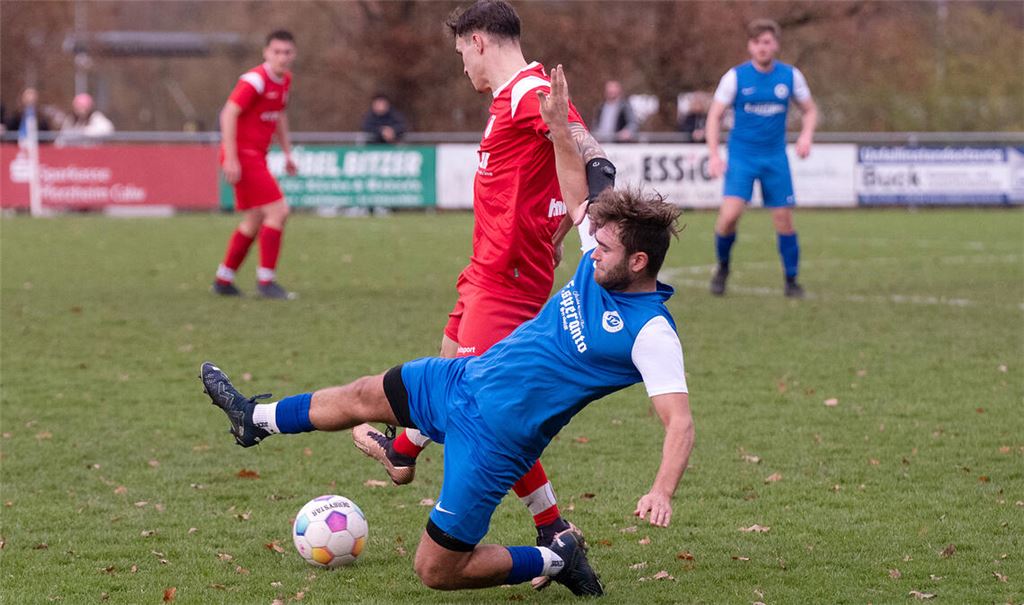 Der SV Illingen (in Blau) zeigt gegen den Tabellenführer eine starke Leistung.