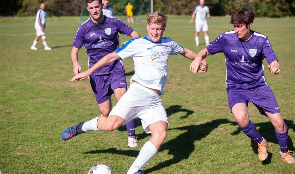 Der SV Illingen (in Weiß) dominiert im Derby gegen die SG Roßwag Mühlhausen.