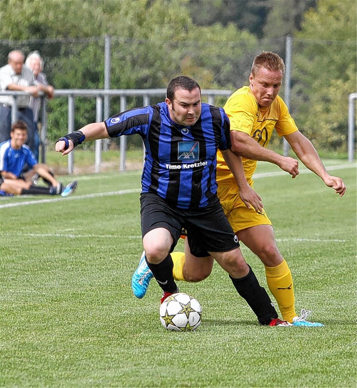 Der SV Illingen (in schwarz-blau) kämpft vergeblich gegen einen 0:1-Rückstand an. Foto: Bürkle