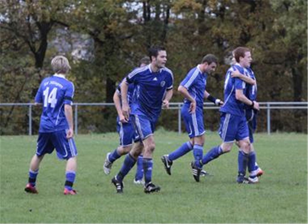 Der SV Illingen landete in der vergangenen Saison auf Platz sechs und zählt nun zum erweiterten Kreis der Aufstiegskandidaten. Aber viele Neuzugänge und Nachwuchsspieler machen den Arrivierten die tammplätze streitig. Vielleicht muss sich mancher warm anziehen, um auf der Ersatzbank nicht zu frieren.  
Archivfotos: Eigner