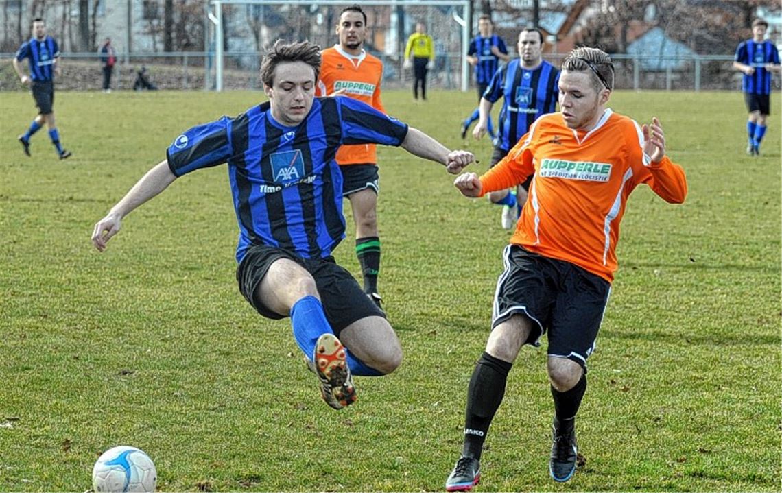Der SV Illingen (schwarz-blaue Trikots) setzt seinen Höhenflug beim TSV Kleinglattbach fort. Die Mannschaft von TRainer Thomas Fritsch gewinnt 4:2. 