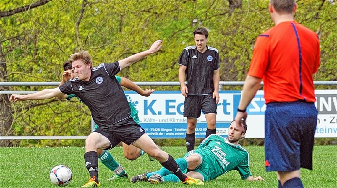 Der SV Illingen (schwarze Trikots) steht sich am jüngsten Spieltag vor allem selbst im Weg, die Iptinger Elf kann daraus Profit schlagen und holt am Ende einen Punkt.