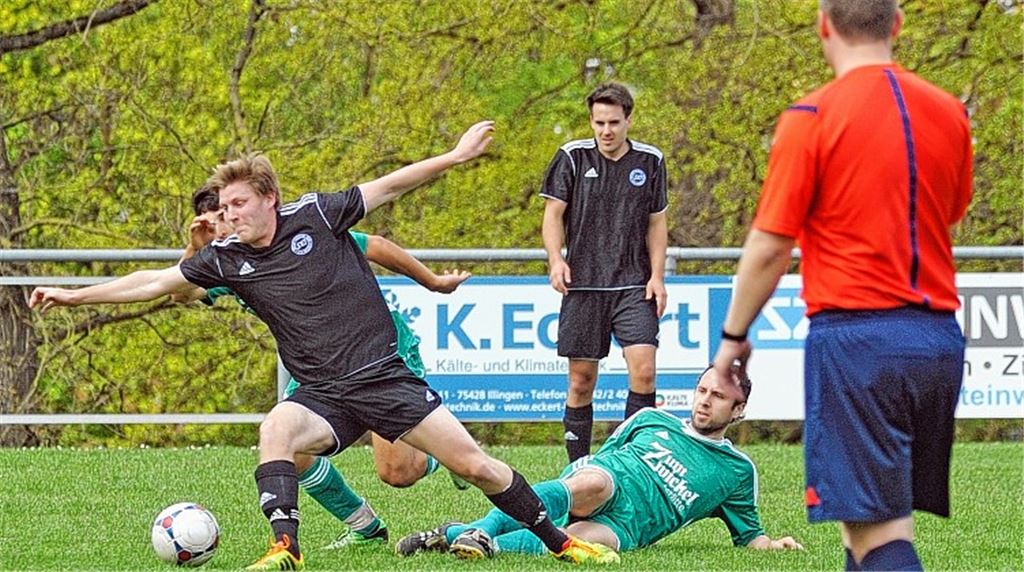 Der SV Illingen (schwarze Trikots) steht sich am jüngsten Spieltag vor allem selbst im Weg, die Iptinger Elf kann daraus Profit schlagen und holt am Ende einen Punkt.
