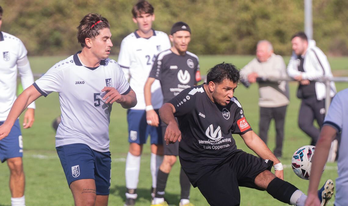 Der SV Illingen unterliegt unglücklich gegen Bissingen. Foto: Fotomoment