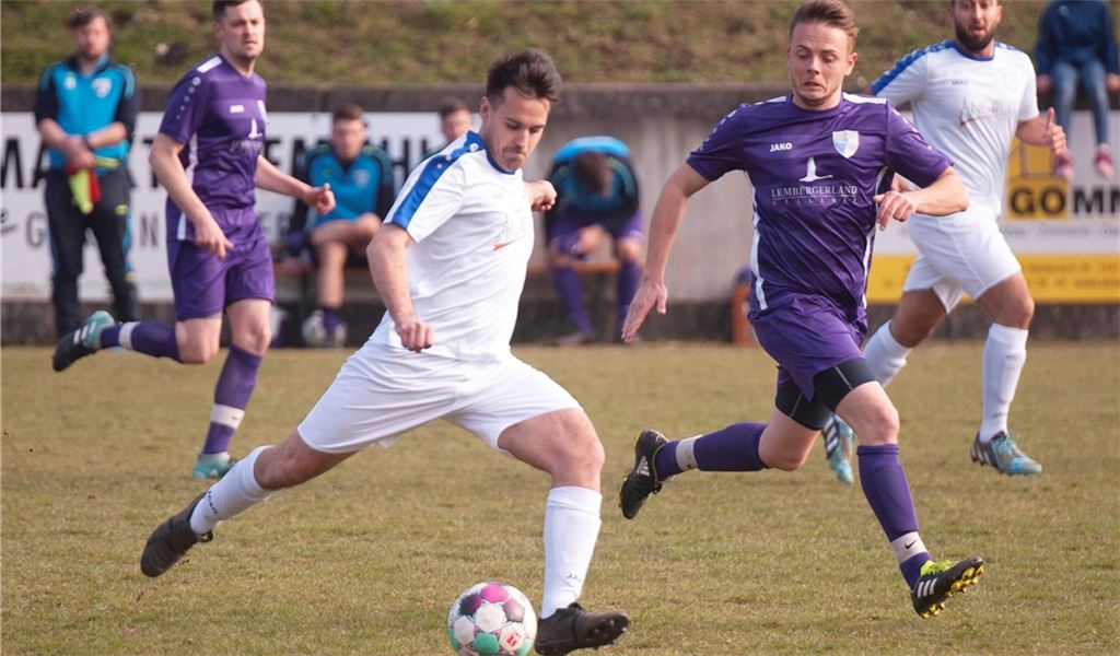 Der SV Illingen (weiße Trikots) ist meist einen Tick schneller am Ball und verteidigt clever. Das sichert der Mannschaft bei der SG Roßwag Mühlhausen den Sieg. Fotos: Fotomoment