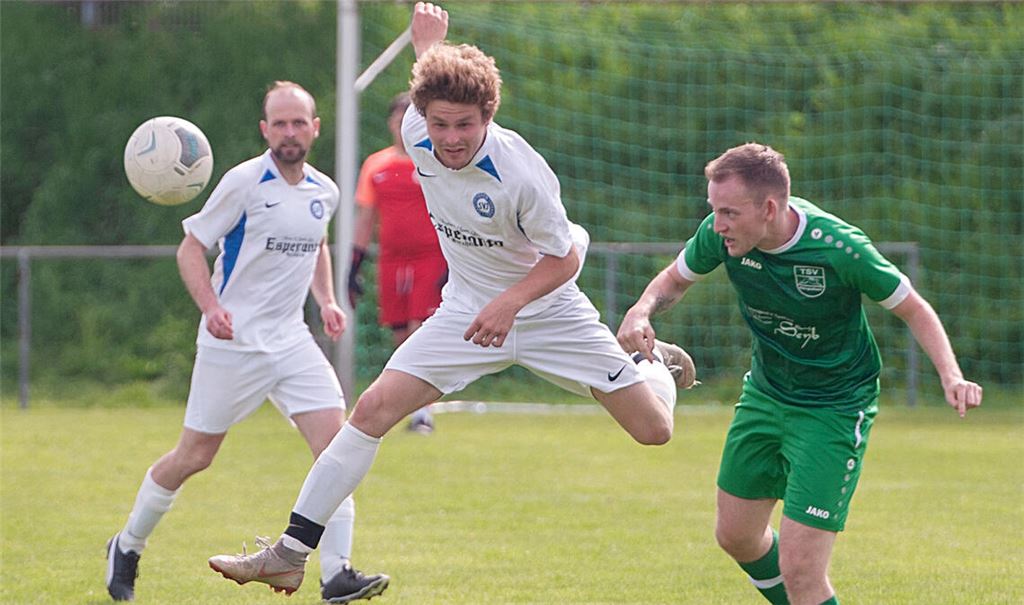 Der SV Illingen (weiße Trikots) kommt in Kleinglattbach nach etwa 30 Minuten in Fahrt und nutzt kurz vor der Pause die Möglichkeit zur Führung. Foto: Fotomoment