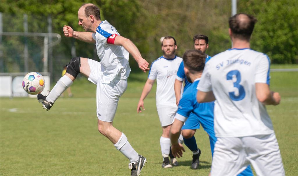 Der SV Illingen (weiße Trikots) punktet gegen den FV Kirchheim. Foto: Fotomoment