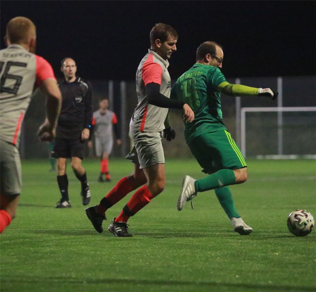 Der SV Iptingen (grün) kämpft auf heimischem Platz um drei Punkte – und holt sie.Foto: Huber