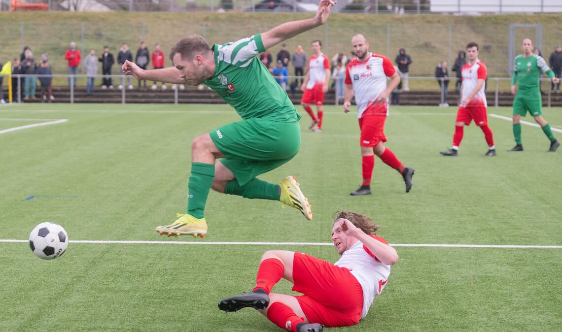 Der SV Iptingen (grüne Trikots) befindet sich im Höhenflug – nicht nur in dieser Szene. Aus Wiernsheim nimmt die Elf drei Punkte mit. Fotos: Fotomoment