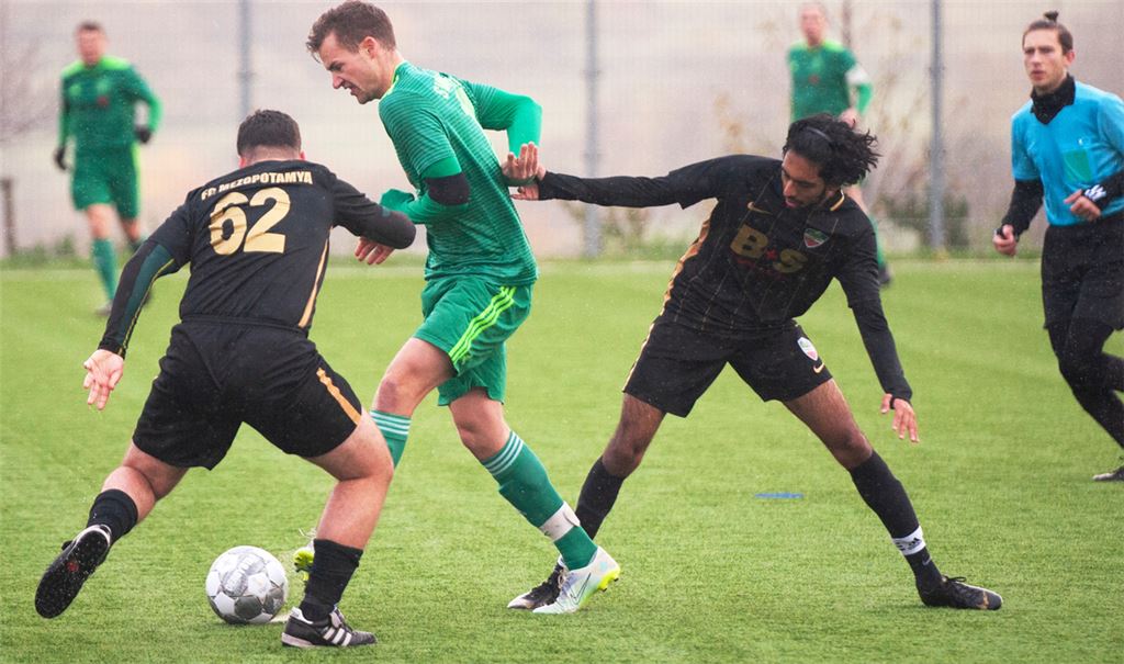 Der SV Iptingen (grüne Trikots) erkämpft sich einen knappen Erfolg. Foto: Fotomoment