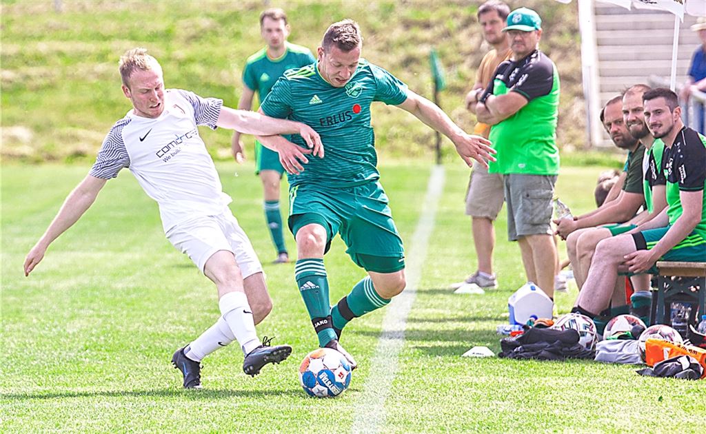 Der SV Iptingen (grüne Trikots) ist ein überraschender 3:0-Sieg gegen den Tabellenführer Nussdorf gelungen. Foto: Fotomoment