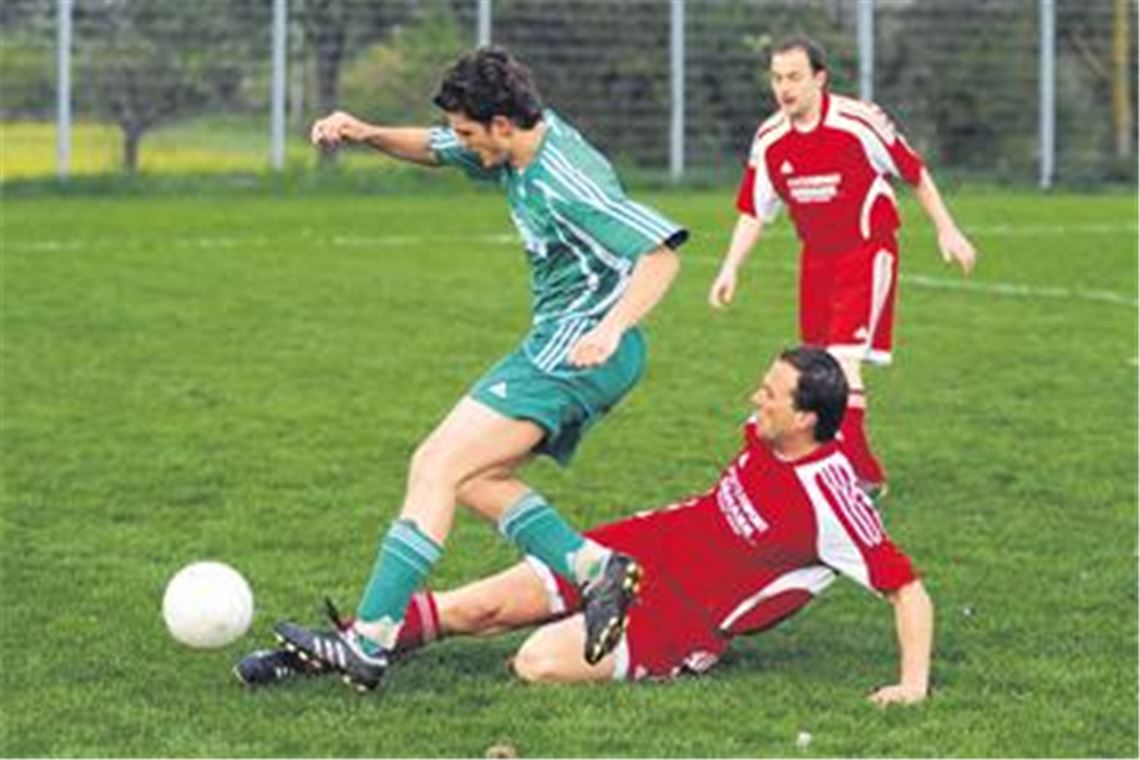 Der SV Iptingen (grüne Trikots) kann seinen Heimvorteil nicht nutzen und muss sich mit einem 0:0 gegen Großglattbach begnügen. Foto: Fotomoment