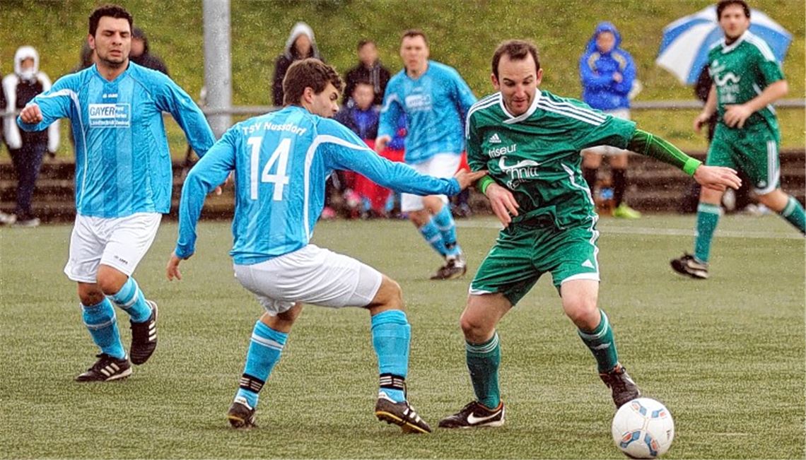Der SV Iptingen (grüne Trikots) lässt den Tabellendritten aus Nussdorf beim A3-Liga-Derby zu viel Raum und bekommt dafür am Ende die Quittung in Form von zwei Toren.  Foto: Fotomoment