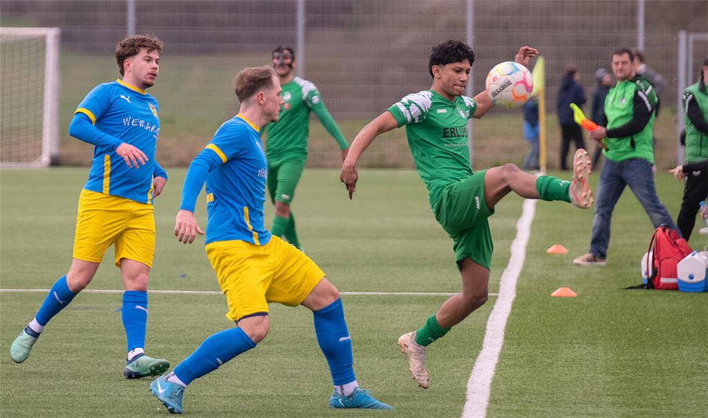 Der SV Iptingen (grüne Trikots) macht seinen Sieg in der zweiten Hälfte klar. Foto: Fotomoment