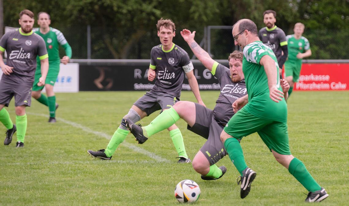 Der SV Iptingen (grüne Trikots) siegt gegen den SV Sternenfels. Foto: Fotomoment