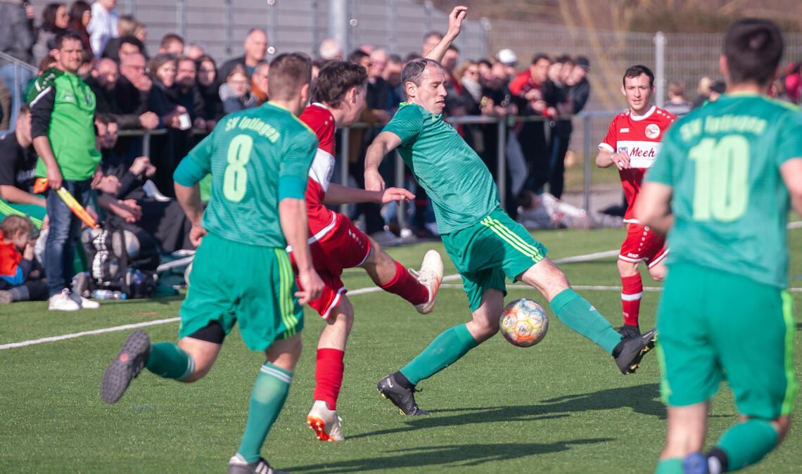 Der SV Iptingen (grüne Trikots) übernimmt gegen Wiernsheim in der zweiten Hälfte die Kontrolle und gewinnt 2:1. Fotos: Fotomoment