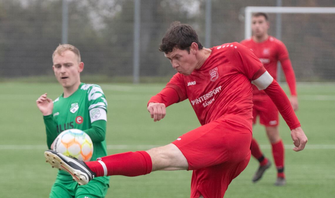 Der SV Iptingen (grüne Trikots) verliert 1:2 gegen den TSV Großglattbach. Foto: Fotomoment