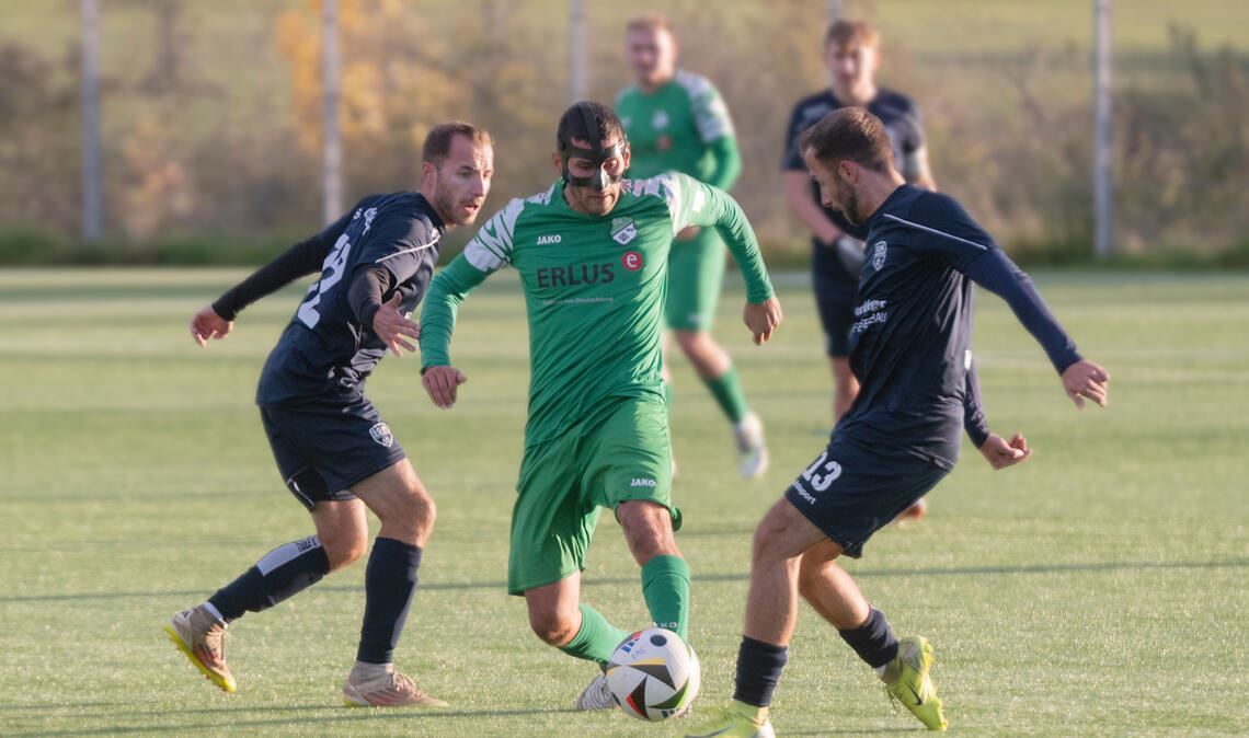 Torwart-Tor „krönt“ deutliche Schlappe des SV Iptingen Der SV Iptingen (grüner Dress) bleibt beim 1:4 gegen den Tabellenführer aus Sachsenheim zum zweiten Mal in Folge ohne Zählbares. Foto: Fotomoment