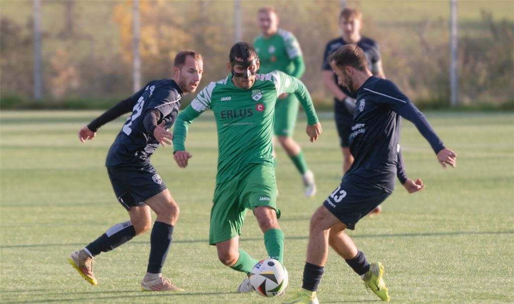Der SV Iptingen (grüner Dress) bleibt beim 1:4 gegen den Tabellenführer aus Sachsenheim zum zweiten Mal in Folge ohne Zählbares. Foto: Fotomoment