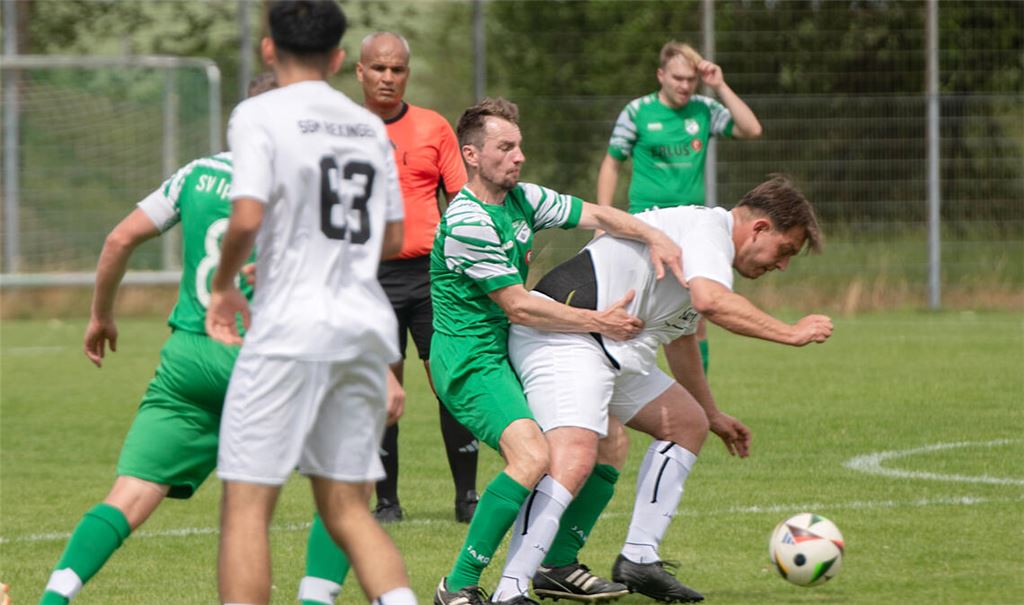 Der SV Iptingen (in Grün) freut sich auf das Relegationsspiel am 14. Juni. 