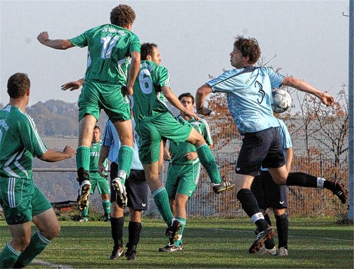 Der SV Iptingen (in Grün) ist ganz oben in der Tabelle, der TSV Mühlhausen/Enz hingegen ist ganz unten. Das eine soll möglichst bis zum Saisonschluss so bleiben, das andere sich schleunigst ändern. Foto: Eigner