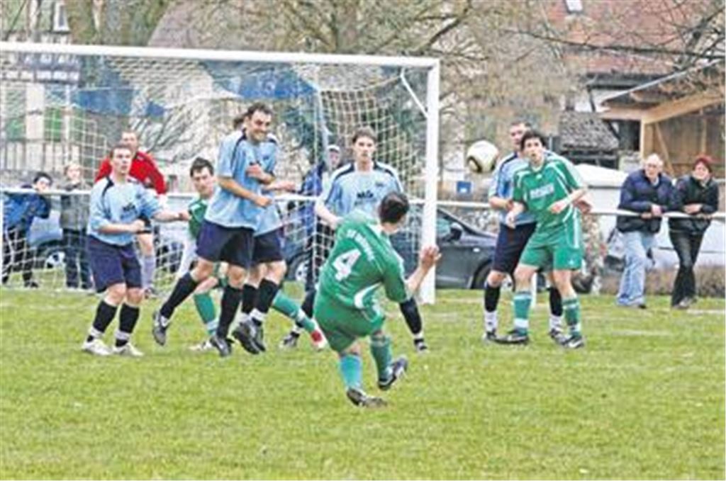 Der SV Iptingen (in Grün) nimmt weit häufiger das gegnerische Tor aufs Korn. Mühlhausen zeigt erst in der Schlussviertelstunde volles Engagement.
Foto: Eigner