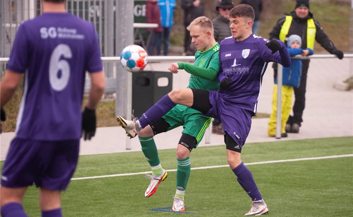 Der SV Iptingen und die SG Roßwag Mühlhausen liefern sich auf dem Kunstrasen am Zwergberg ein munteres Duell, bei dem es keinen Sieger gibt. Foto: Fotomoment