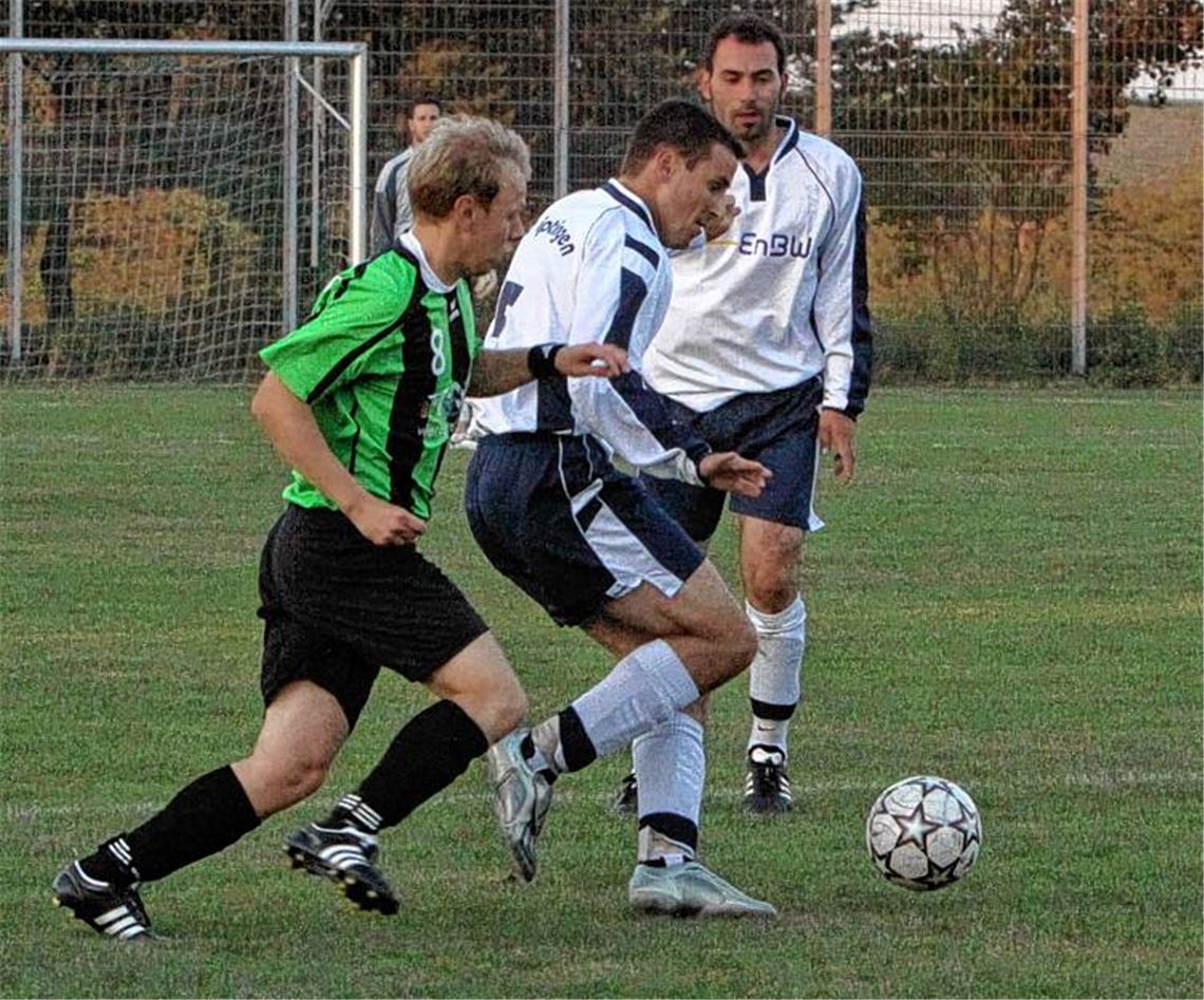 Der SV Iptingen (weiße Trikots) zieht nach einem wechselvollen Spiel gegen den VfR Sersheim in die dritte Pokalrunde ein. Foto: Eigner