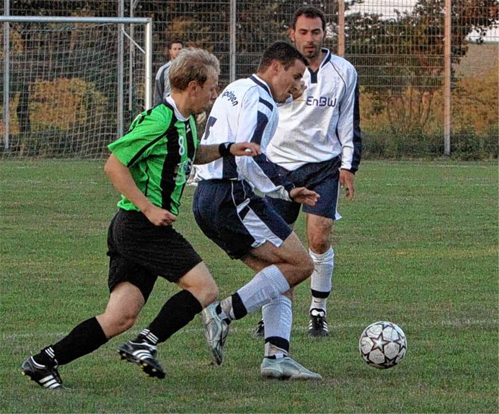 Der SV Iptingen (weiße Trikots) zieht nach einem wechselvollen Spiel gegen den VfR Sersheim in die dritte Pokalrunde ein. Foto: Eigner