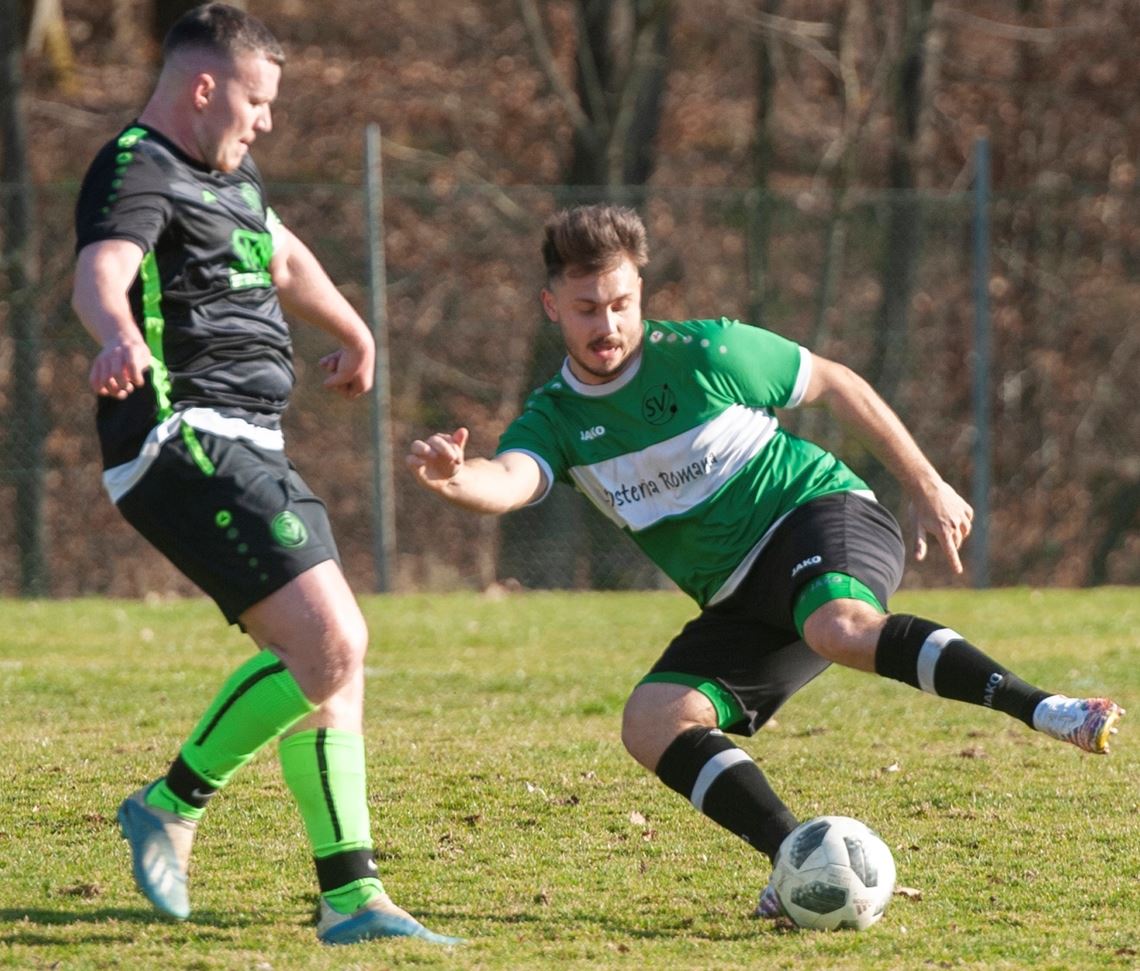 Der SV Sternenfels (grün) spielt zu Hause gegen Makrgröningen und verliert. Foto: vh