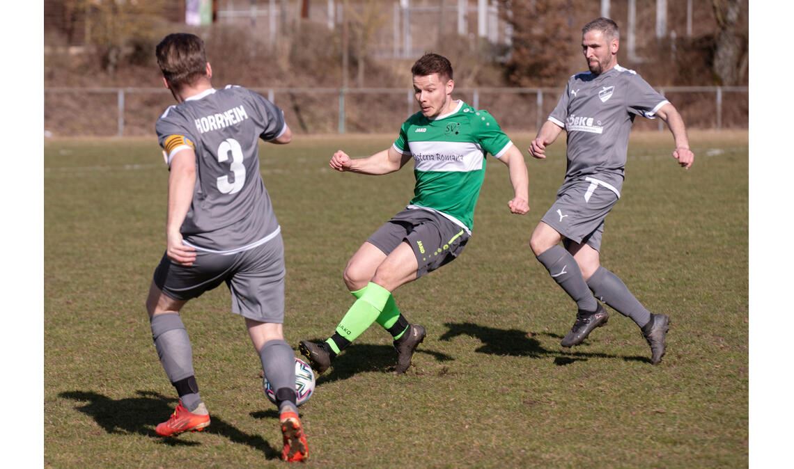Der SV Sternenfels (grüne Trikots) belohnt sich gegen Horrheim II nicht. Foto: Fotomoment
