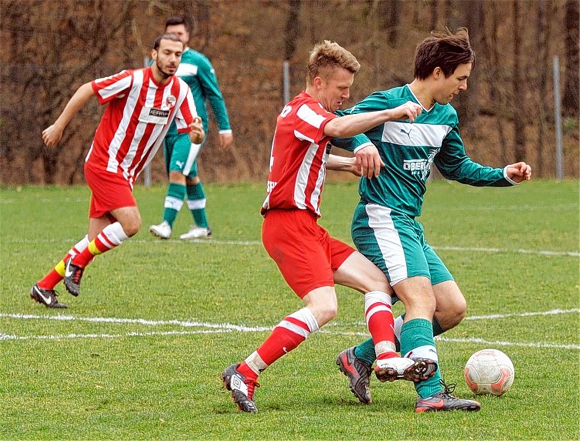 Der SV Sternenfels (grüne Trikots) unterliegt zuhause gegen Wiernsheim 0:2.  Foto: Fotomoment