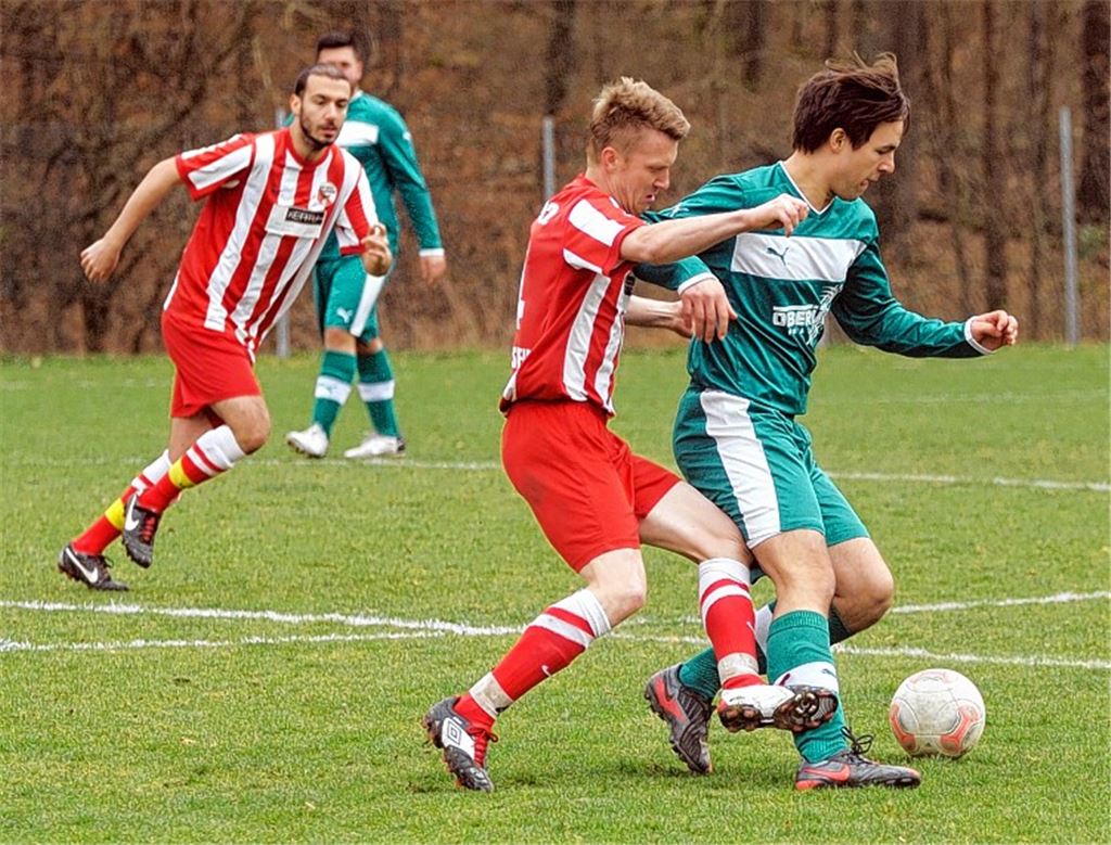 Der SV Sternenfels (grüne Trikots) unterliegt zuhause gegen Wiernsheim 0:2.  Foto: Fotomoment