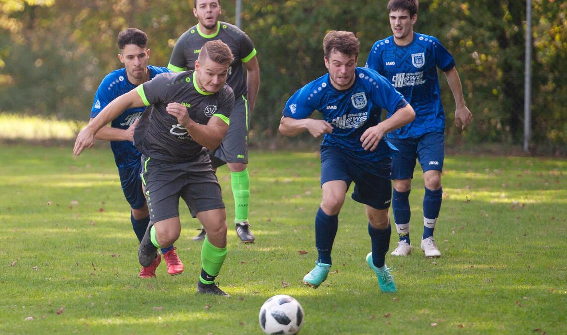 Der SV Sternenfels (in Grau) verliert 2:5 gegen den VfB Vaihingen. Foto: Fotomoment