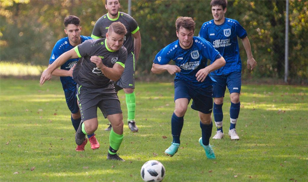 Der SV Sternenfels (in Grau) verliert 2:5 gegen den VfB Vaihingen. Foto: Fotomoment