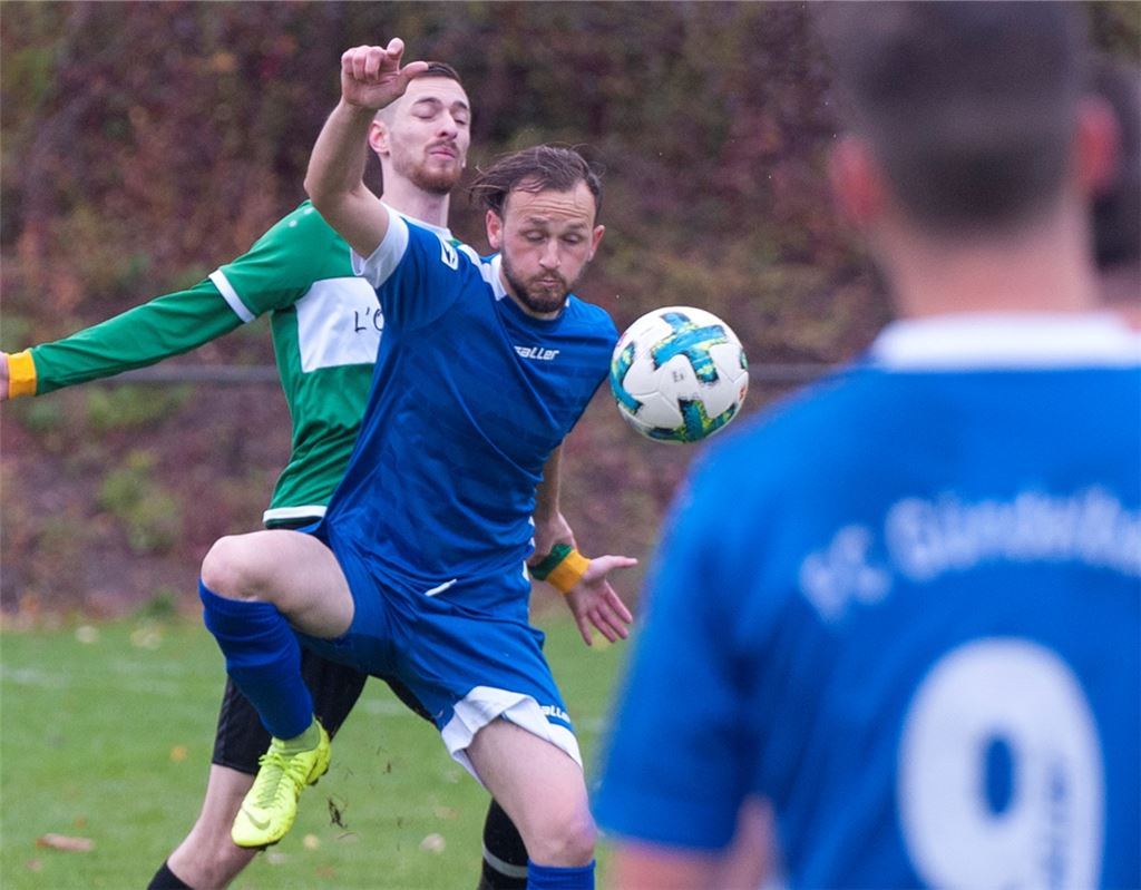 Der SV Sternenfels (in Grün) geht nach einem kuriosen Spiel gegen den Tabellenletzten FC Gündelbach als Sieger vom Platz. Foto: Fotomoment