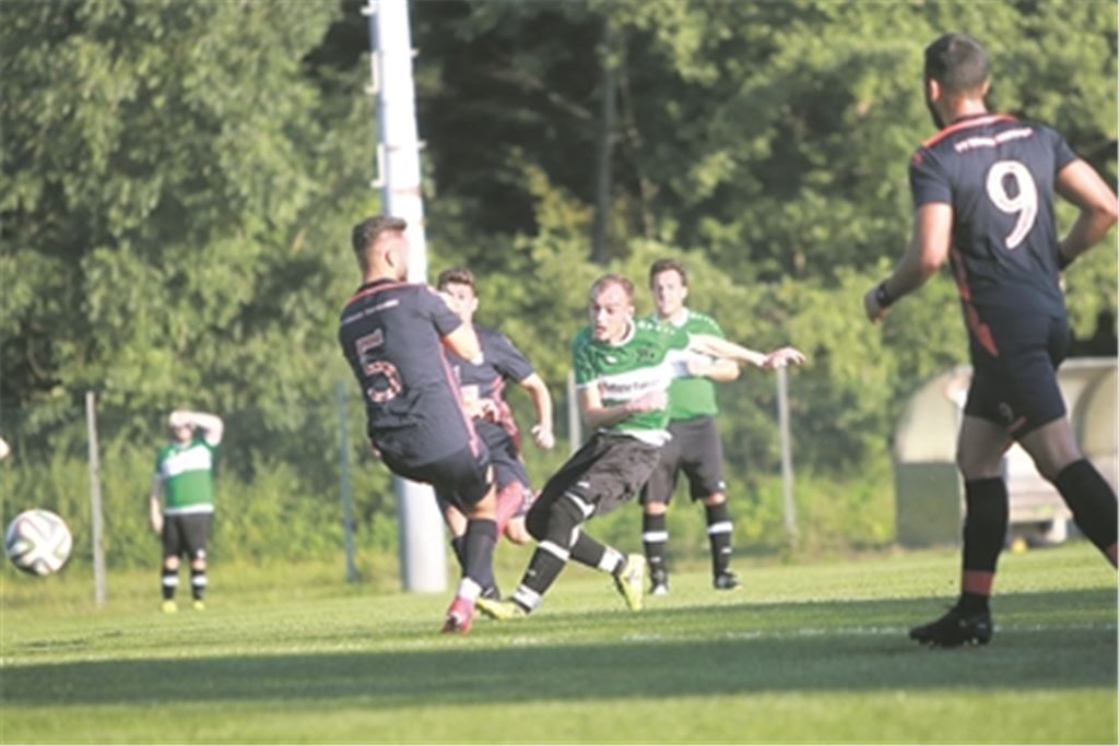 Der SV Sternenfels (in grün) startet nicht schlecht in das Pokal-Duell gegen Bietigheim, verliert am Ende aber mit 3:1.  Foto: Huber