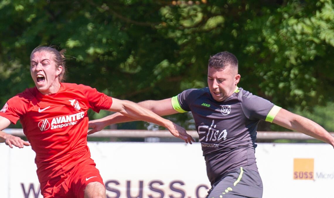 Der SV Sternenfels (rechts) zeigt sich bissig, aber wenig erfolgreich.Foto: Fotomoment