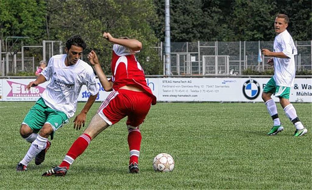 Der SV Sternenfels (weiß-grünes Trikot) kämpft als Aufsteiger in der Kreisliga B5 nicht nur gegen starke Gegner, sondern derzeit vor allem mit etlichen verletzungsbedingten Ausfällen. Das Team zieht sich trotzdem achtbar aus der Affäre, hat nach vier Spielen zwei Siege und zwei Niederlagen zu Buche stehen und belegt aktuell den achten Platz im Mittelfeld der Tabelle. 