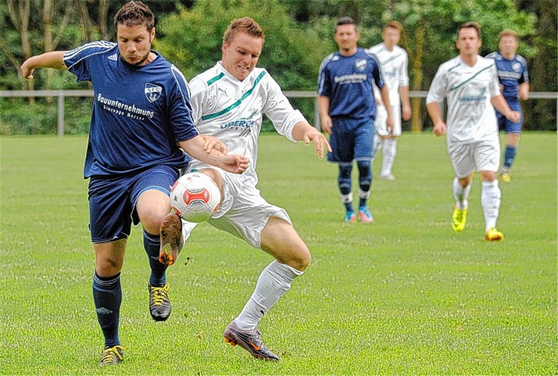 Der SV Sternenfels (weiße Trikots) bläst nach einem 0:3-Rückstand zum Angriff, trotzdem reicht es nicht mehr zum Punkt, den die Elf gegen Großsachsenheim verdient gehabt hätte. 
