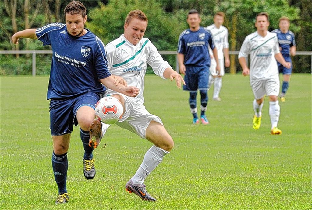Der SV Sternenfels (weiße Trikots) bläst nach einem 0:3-Rückstand zum Angriff, trotzdem reicht es nicht mehr zum Punkt, den die Elf gegen Großsachsenheim verdient gehabt hätte. 