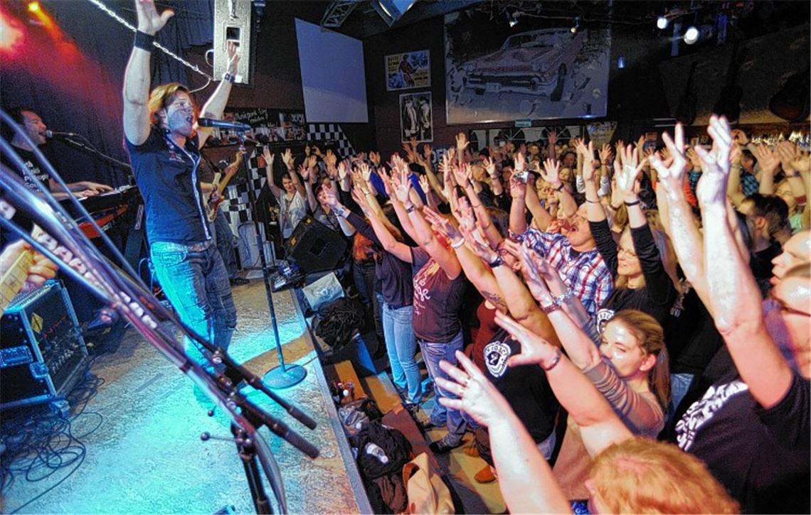 Der Saal kocht: Das liegt zum einen an den unsterblichen Hits der Rock-Legende Bon Jovi, aber vor allem auch an der kongenialen Coverband Bounce mit Frontmann Oliver Henrich.