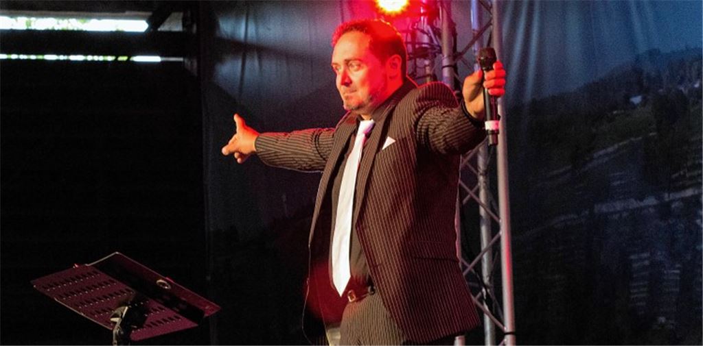 Der Sänger Enzo D. bietet bei seinem Auftritt in der Heinzelmann-Halle einen bunten Mix von Pop bis Klassik.