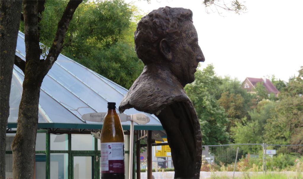 Der Sänger Gottlob Frick weiß auch Jahrzehnte nach seinem Tod eine große Fangemeinde hinter sich. Da kann er die hinter seiner Büste abgestellt Flasche verschmerzen. Fotos: Becker